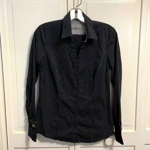 Express brand button down black/white stripe lightly stretchable top   SZ-Medium